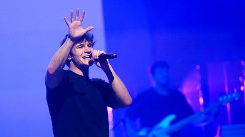 Wincent Weiss bei einem Konzert auf der Bühne (Archivbild)