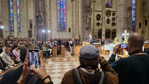 Ulms Oberbürgermeister (SPD) bei seiner Schwörrede im Ulmer Münster vor vielen Zuhörenden.