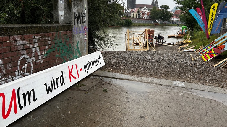 "Ulm wird KI-optimiert" steht auf einem Schild, das auf einem Themenboot angebracht werden soll.