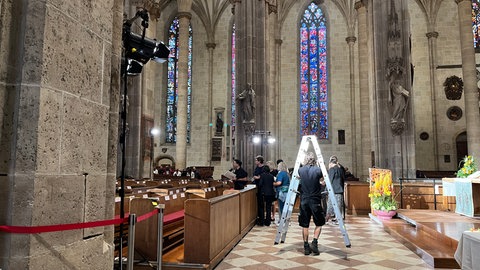 Eine Leiter wird durch das Ulmer Münster getragen, wo heute die Schwörfeier stattfindet.