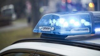 Ein Blaulicht auf einem Polizeiauto: Nach einem Messerangriff in einem Bus in Blaustein-Arnegg ließ sich der mutmaßliche Täter festnehmen.