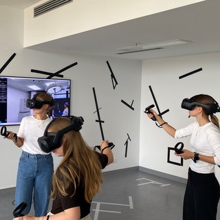 Medizinstudentinnen und Studenten üben in einem Virtuellem Schockraum in der Universität Ulm.