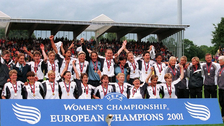 Die Deutschen Frauen bejubeln den EM-Titel im Jahr 2001. Jetzt, 2025, feiert das Donaustadion sein 100-jähriges Bestehen. Damals spielten die Ulmer Fußballer noch unter dem Mantel des Muttervereins SSV Ulm 1846.