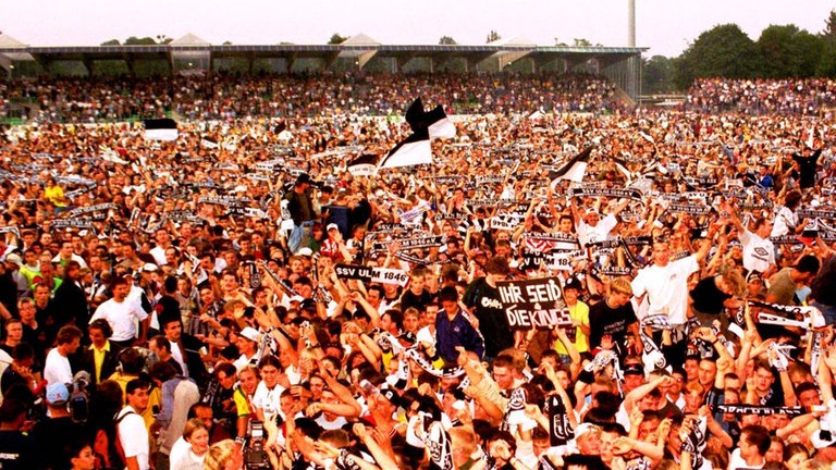 Die Ulmer Fans bringen das Donaustadion im Jahr 1999 zu kochen - sie feiern den Aufstieg in die 1. Fußball-Bundesliga. Damals gehörten die Ulmer Fußballer noch zum SSV Ulm 1846.