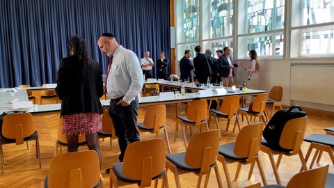Im Gemeindesaal der Langenauer Martinskirche unterhalten sich mehrere Grüppchen. Es ist ein Fachgespräch zu Antisemitismus.