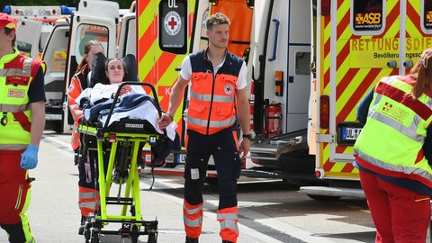 Auch die Uniklinik Ulm hat im Mai an einer Großübung der Rettungskräfte in Ulm teilgenommen. Ziel war, die Zusammenarbeit im Katastrophenfall zu trainieren. Dabei galt es auch, eine Vielzahl von "Verletzten" zu versorgen - und die Flut von Rettungswagen zu koordinieren. 