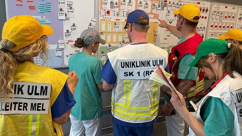 Welche Patientinnen und Patienten gibt es aktuell, was haben sie und von wem und wo können sie behandelt werden? Eine große Tafel verschafft an der Uniklinik Ulm auch bei der Großübung im Mai allen Diensthabenden einen schnellen Überblick. 
