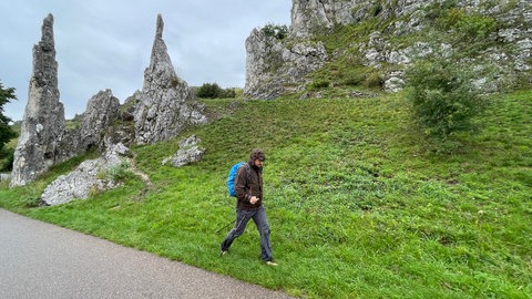 Im Eselsburger Tal, bei den Steinernen Jungfrauen, läuft ein Wanderer barfuß im Regen. Es ist Andreas Stoch, Chef der Landes-SPD. Er läuft barfuß nach Ulm und löst damit eine Wette ein.