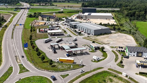 Die Bauherren und künftigen Betreiber der "Tankstelle der Zukunft", die GbR Golsner und Lutzenberger hat bereits einige Tankstellen gebaut. So wie diese im Gewerbegebiet bei Nersingen im Kreis Neu-Ulm.