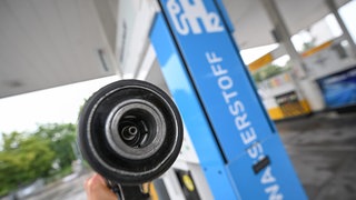 Tanken für alle: Wasserstoff, Strom, fossile Brennstoffe. Nicht nur für Autos, auch für Lkw und Busse. So ist es geplant an der "Tankstelle der Zukunft" im Ulmer Norden. Es soll deutschlandweit die einzige Tankstelle mit diesem "Vollsortiment" sein. 