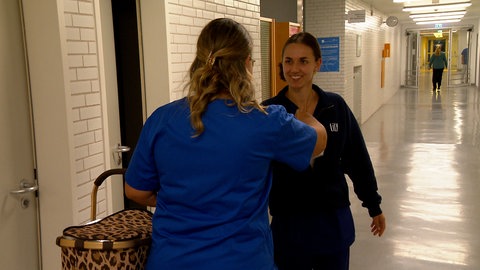 Sina und Lily Rastakhiz treffen sich im Klinikgang zur Brötchenübergabe. Beide Schwestern arbeiten in der Klinik Heidenheim in der Pflege. Zu ihrem Beruf sind die beiden über ihre Eltern gekommen.