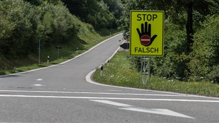 Ein gelbes Stopp-Schild gegen falsches Auffahren: Ein 70-jähriger Autofahrer ist in U-Haft. Er ist laut Polizei als Falschfahrer zwei Mal auf die A7 aufgefahren. (Symbolfoto)