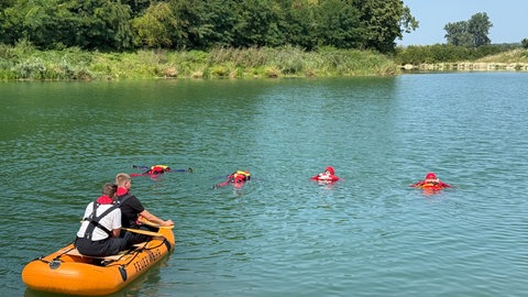 Die Wasserwacht (Bezirk Schwaben) hat am Sonntag in einem Weiher bei Dillingen nach einem jungen Mann gesucht. Der 22-Jährige war unter Wasser geraten und nicht mehr aufgetaucht.