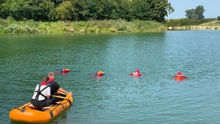 Die Wasserwacht (Bezirk Schwaben) hat am Sonntag in einem Weiher bei Dillingen nach einem jungen Mann gesucht. Der 22-Jährige war unter Wasser geraten und nicht mehr aufgetaucht.