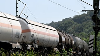 Ein Güterzug liegt auf den Schienen, darüber hängt ein Teil einer Oberleitung. Die Bahnstrecke Ulm-Geislingen war am Dienstagnachmittag stundenlang blockiert, nachdem der Zug nahe Amstetten die Fahrleitung heruntergerissen hatte. Weiterhin gibt es auf der Strecke Zugausfälle und Verspätungen.