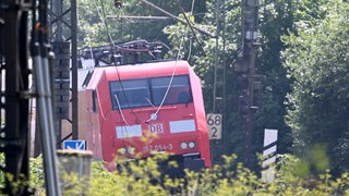 Ein Güterzug liegt auf den Schienen, darüber hängt ein Teil einer Oberleitung. Die Bahnstrecke Ulm-Geislingen war am Dienstagnachmittag stundenlang blockiert, nachdem ein Zug nahe Amstetten die Fahrleitung heruntergerissen hatte. Weiterhin gibt es auf der Strecke Ausfälle und Verspätungen.
