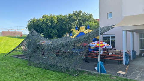 Ein Tarnnetz über soll die Kinder des Ferienprogramms der Bundeswehr in kellmünz vor Sonne schützen.