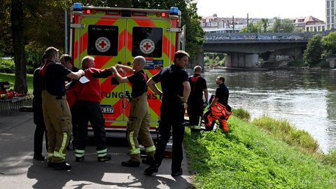 Rettungskräfte am Neu-Ulmer Ufer der Donau. Sie suchten am Donnerstagnachmittag nach einem Mann, der bei einem Badeunfall ertrunken war.