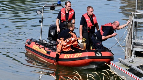 Ein Motorboot der DLRG auf der Donau am Neu-Ulmer Ufer, darauf vier Rettungskräfte. Sie suchten am Donnerstag auf der Donau nach dem Ertrunkenen.
