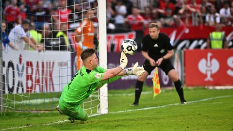 Fußball: DFB-Pokal, FV Illertissen - 1. FC Nürnberg, 1. Runde, Vöhlin-Stadion. Der Illertissener Torwart Michel Wittek hält den entscheidenden Elfmeter.