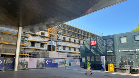 Eine Aufnahme des Reisezentrums und des eingerüsteten Bahnhofsgebäudes. Der Hauptbahnhof soll im Januar 2026 für vier Wochen komplett gesperrt werden. Das bestätigte die Deutsche Bahn.