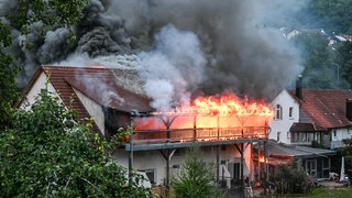 Beim Brand eines Mehrfamilienhauses in Aalen-Unterkochen ist ein Schaden von 400.000 Euro entstanden.