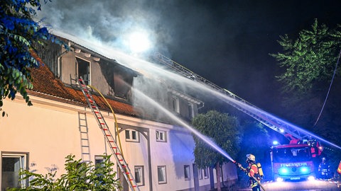 Beim Brand eines Mehrfamilienhauses in Aalen-Unterkochen ist ein Schaden von 400.000 Euro entstanden.