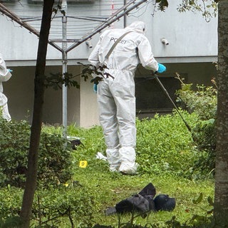 In der Ulmer Weststadt wurde ein offenbar psychisch auffälliger Mann von der Polizei angeschossen. Die Spurensicherung ist vor Ort.
