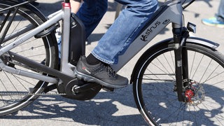 Diebe haben in Giengen ein E-Bike gestohlen. Als es der Sohn des Besitzers wieder fand, wurde er krankenhausreif geschlagen. (Symbolbild)