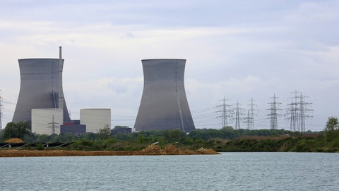 Die beiden stillgelegten Kühltürme des Atomkraftswerks in Gundremmingen haben die Landschaft rund um Gundremmingen geprägt: sie werden im Oktober gesprengt.