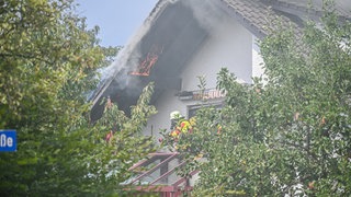 Ein brennender Dachfirst: In Hüttlingen im Ostalbkreis hat es beim Grillen auf einem Balkon zwei Stichflammen aus einer Gasflasche gegeben. Ein Mensch wurde verletzt. Der Schaden wird auf 50.000 Euro geschätzt. 