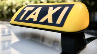 Blick auf ein Taxi-Dachzeichen. Ein Taxifahrer hat im Raum Schwäbisch Gmünd eine 89-jährige Rentnerin davor bewahrt, ihre Ersparnisse zu verlieren.