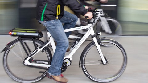 Eine Person auf einem E-Bike. Ein 23-Jähriger hat in Giengen an der Brenz das gestohlene E-Bike seines Vaters entdeckt. Als er es mitnehmen will, wird er von einer Gruppe verprügelt und schwer verletzt. Die Polizei ermittelt nach dem E-Bike-Diebstahl gegen sechs Mitglieder einer bulgarischen Familie.