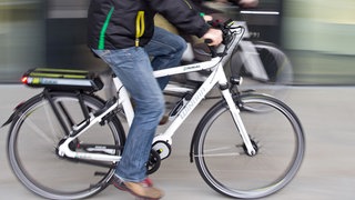 Eine Person auf einem E-Bike. Ein 23-Jähriger hat in Giengen an der Brenz das gestohlene E-Bike seines Vaters entdeckt. Als er es mitnehmen will, wird er von einer Gruppe verprügelt und schwer verletzt. Die Polizei ermittelt nach dem E-Bike-Diebstahl gegen sechs Mitglieder einer bulgarischen Familie.