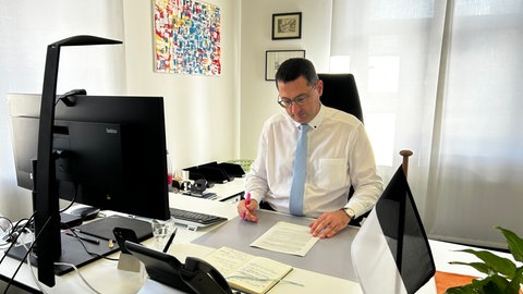 "Die Investitionsvolumina sind sehr groß geworden. Die Zinsen sind gestiegen, staatliche Fördermittel sind eher reduziert worden. Deswegen braucht es eben zusätzliches Kapital", sagt Finanzbürgermeister Martin Bendel.