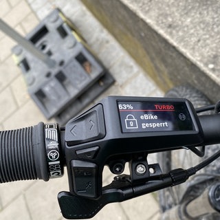 Ein Fahrradlenker auf dem an einer Bedieneinheit "ebike gesperrt" angezeigt wird. Je nach Modell ist in E-Bikes eine elektronische Sperre eingebaut. Sie soll das Rad vor Diebstahl schützen. Nur mit dem richtigen Schlüssel - auf Bedienelement oder Handy - kann es entsperrt werden. Auch ein GPS-Tracker ist gleich mit dabei. Die sollen es Dieben schwer machen. 