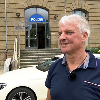 Fast wäre eine Seniorin in Schwäbisch Gmünd Opfer eines Enkeltricks geworden. Doch ein Taxifahrer erkennt die Situation und hilft der Frau.