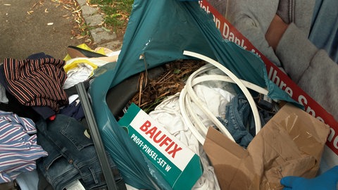 Ein Plastiksack in dem sich neben Altkleidern auch Müll befindet. Weil die Entsorgungskosten zu hoch sind, überlegt das DRK alle Container im Alb-Donau Kreis abzubauen.