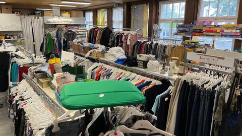 Ein Secondhand-Laden des DRK in Ulm. Sollten alle Altkleidercontainer im Alb-Donau-Kreis abgebaut werden, kann man in Zukunft nur noch hier seine gut erhaltenen Klamotten abgeben.