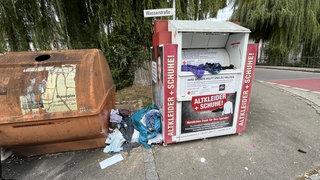 Ein Altkleidercontainer im Alb-Donau Kreis. Das DRK in Ulm plant alle abzubauen, weil die Kosten für die Entsorgung zu groß sind.