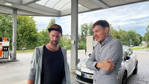 Axel Kirsamer im Gespräch mit SWR Reporter Ole Hilgert über den Brand an seiner Tankstelle in Ehingen. 