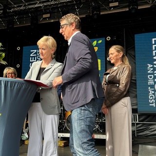 Feierliche Vertragsunterzeichnung zur Zusammenarbeit zwischen dem SWR und der Landesgartenschau Ellwangen.