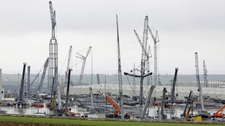 Der Hauptstandort des Kranherstellers Liebherr in Ehingen (Archivbild) stößt an seine Grenzen. Deshalb erweitert er sein Gelände um 50 Hektar im Stadtteil Berg. 
