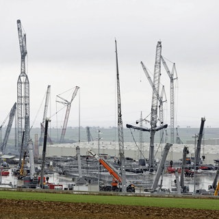 Der Hauptstandort des Kranherstellers Liebherr in Ehingen (Archivbild) stößt an seine Grenzen. Deshalb erweitert er sein Gelände um 50 Hektar im Stadtteil Berg. 