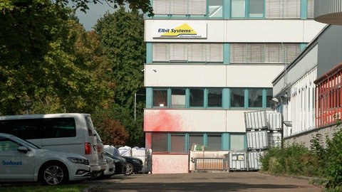 Mehrere Täter haben am frühen Montagmorgen in Ulm das Gebäude des israelischen Rüstungskonzern Elbit attackiert. Fünf Tatverdächtige sind inzwischen in Untersuchungshaft.