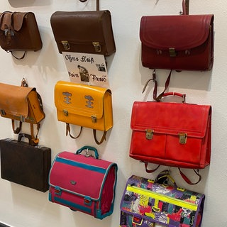 Da findet sich jede Generation wieder: Schulranzen und Tornister aus verschiedenen Jahrzehnten und Jahrhunderten im Eingangsbereich des Schulmuseums Schwäbisch Gmünd.