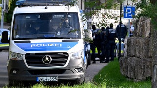 Vermummte Polizisten im Einsatz: In Bernstadt (Alb-Donau-Kreis) hat es am Dienstag einen großen Polizeieinsatz gegeben. Nach ersten Informationen wurde ein Wohnhaus durchsucht.