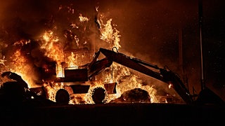Traktor in einer lichterloh brennenden Scheune noch klar zu erkennen: In Steinheim am Albuch hat es gebrannt
