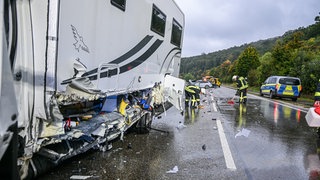 Auf der B19 bei Königsbronn hat sich am Mittwochmorgen ein Unfall mit einem  Wohnmobil und zwei Autos ereignet. Vier Menschen wurden dabei zum Teil schwer verletzt.