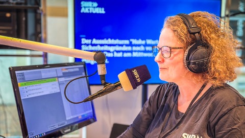 Nachrichten-Redakteurin Maja Nötzel bereitet sich auf die Regionews um 12:30 Uhr vor.